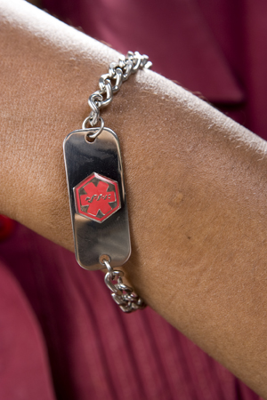 Closeup ng braso na nagpapakita ng medical alert bracelet.